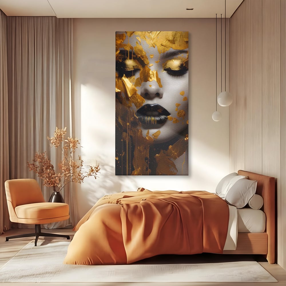 Tablou canvas cu tablou canvas cu portret feminin auriu, fara rama, pe sasiu de lemn, pe perete intr-un dormitor